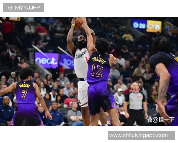 湖人队与快船队激战正酣谁将赢得洛城德比的荣耀与胜利